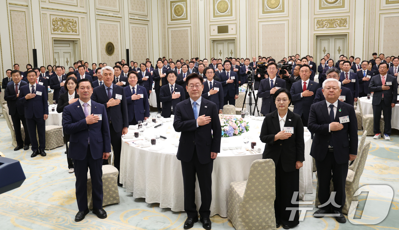 (서울=뉴스1) 허경 기자 = 이재명 대통령이 27일 청와대 영빈관에서 열린 시장·군수·구청장 초청 오찬간담회에서 국민의례를 하고 있다. 2026.8.27/뉴스1