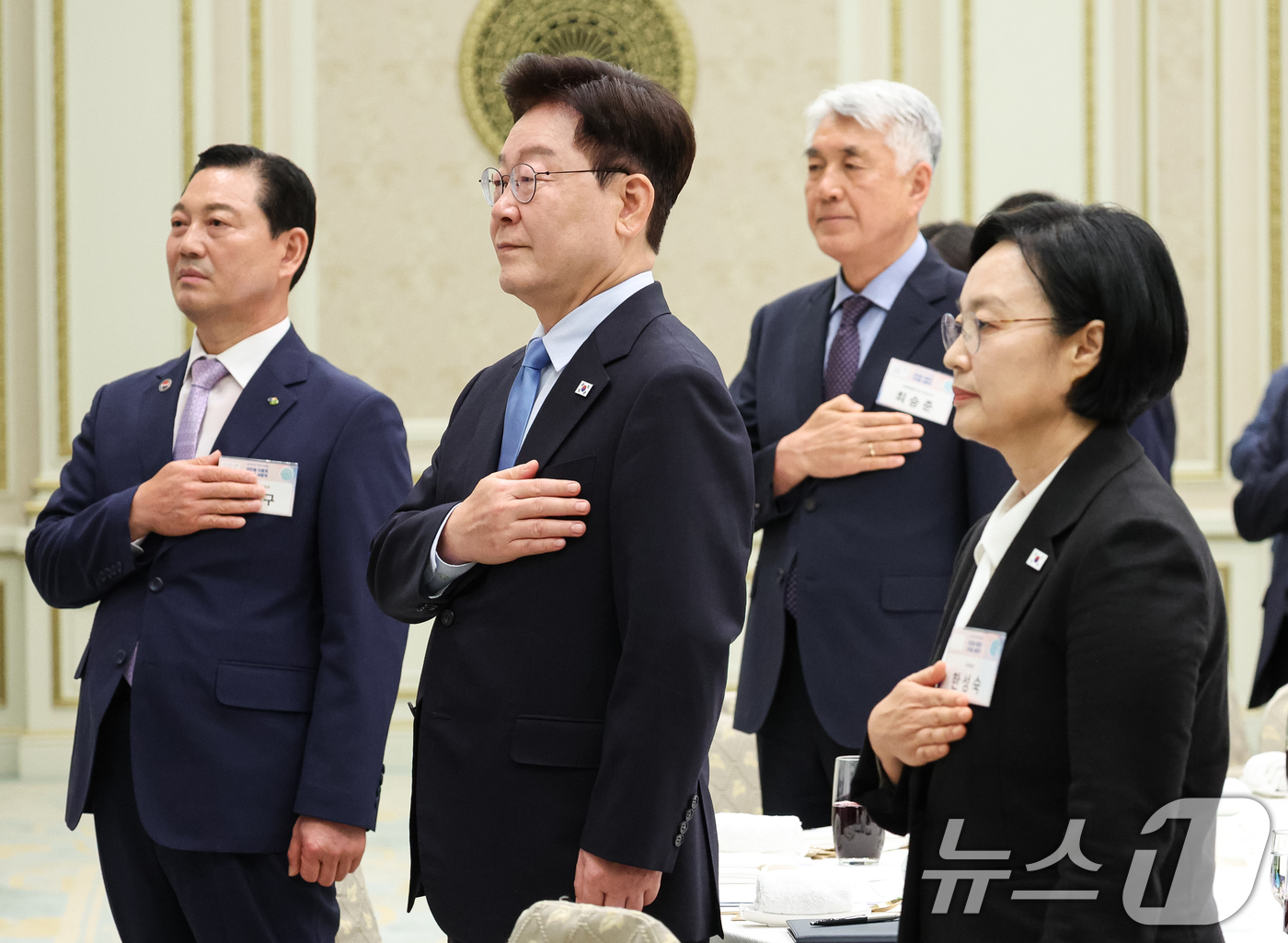 (서울=뉴스1) 허경 기자 = 이재명 대통령이 27일 청와대 영빈관에서 열린 시장·군수·구청장 초청 오찬간담회에서 국민의례를 하고 있다. 2026.8.27/뉴스1
