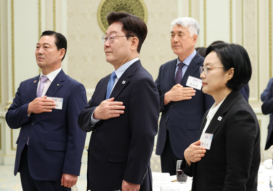 국민의례 하는 이재명 대통령