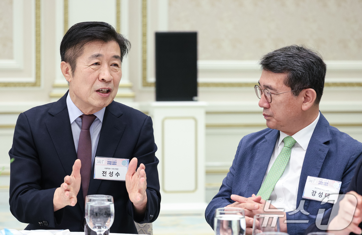 (서울=뉴스1) 허경 기자 = 전성수 서초구청장과 강성태 부산광역시 수영구청장이 27일 청와대 영빈관에서 열린 시장·군수·구청장 초청 오찬간담회에서 .대화를 나누고 있다 2026. …
