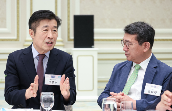 대화 나누는 전성수·강성태 구청장