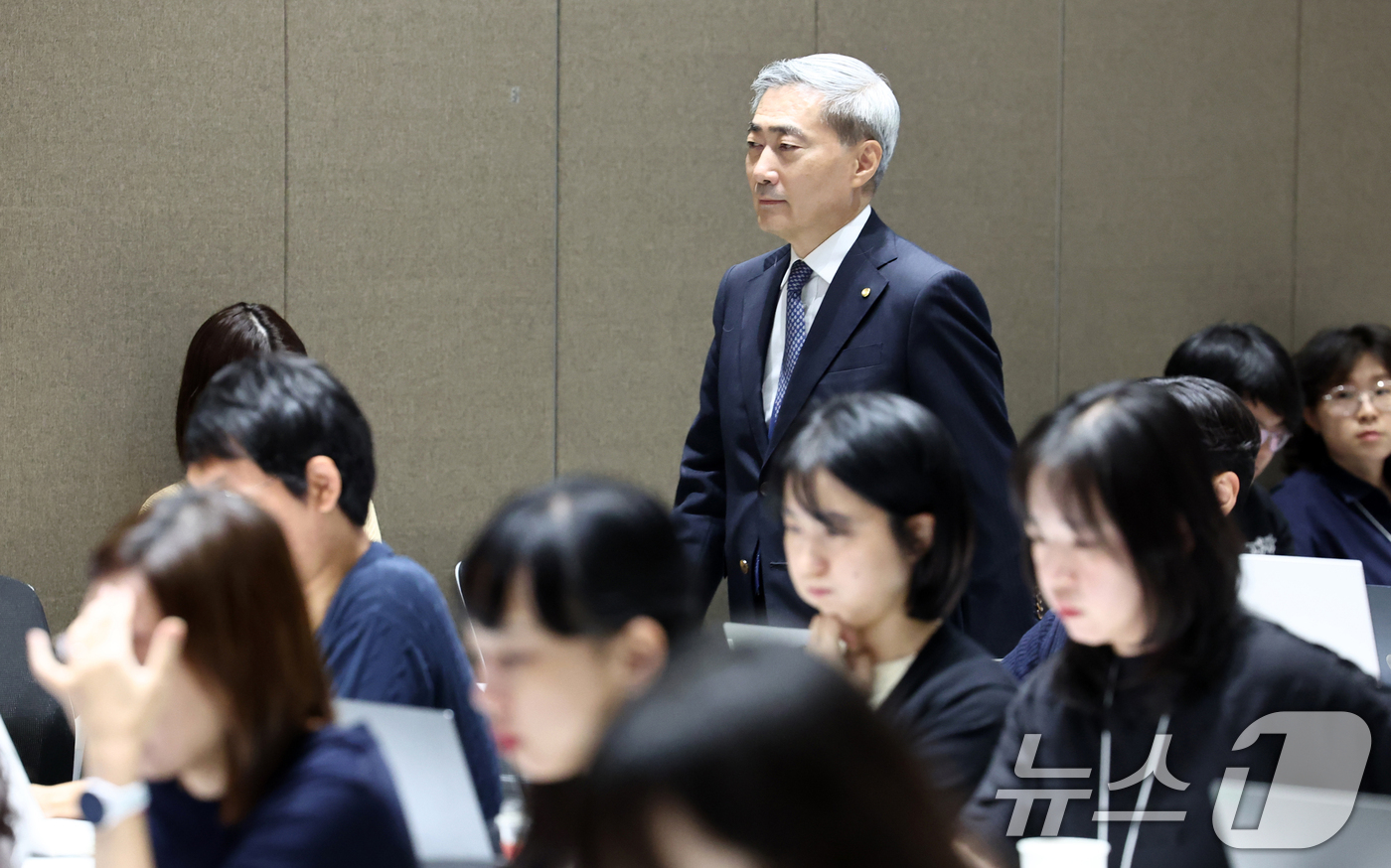 (서울=뉴스1) 최지환 기자 = 신현송 한국은행 총재가 27일 서울 중구 한국은행에서 열린 금융통화위원회 통화정책방향 기자간담회에 입장하고 있다. 2026.8.27/뉴스1