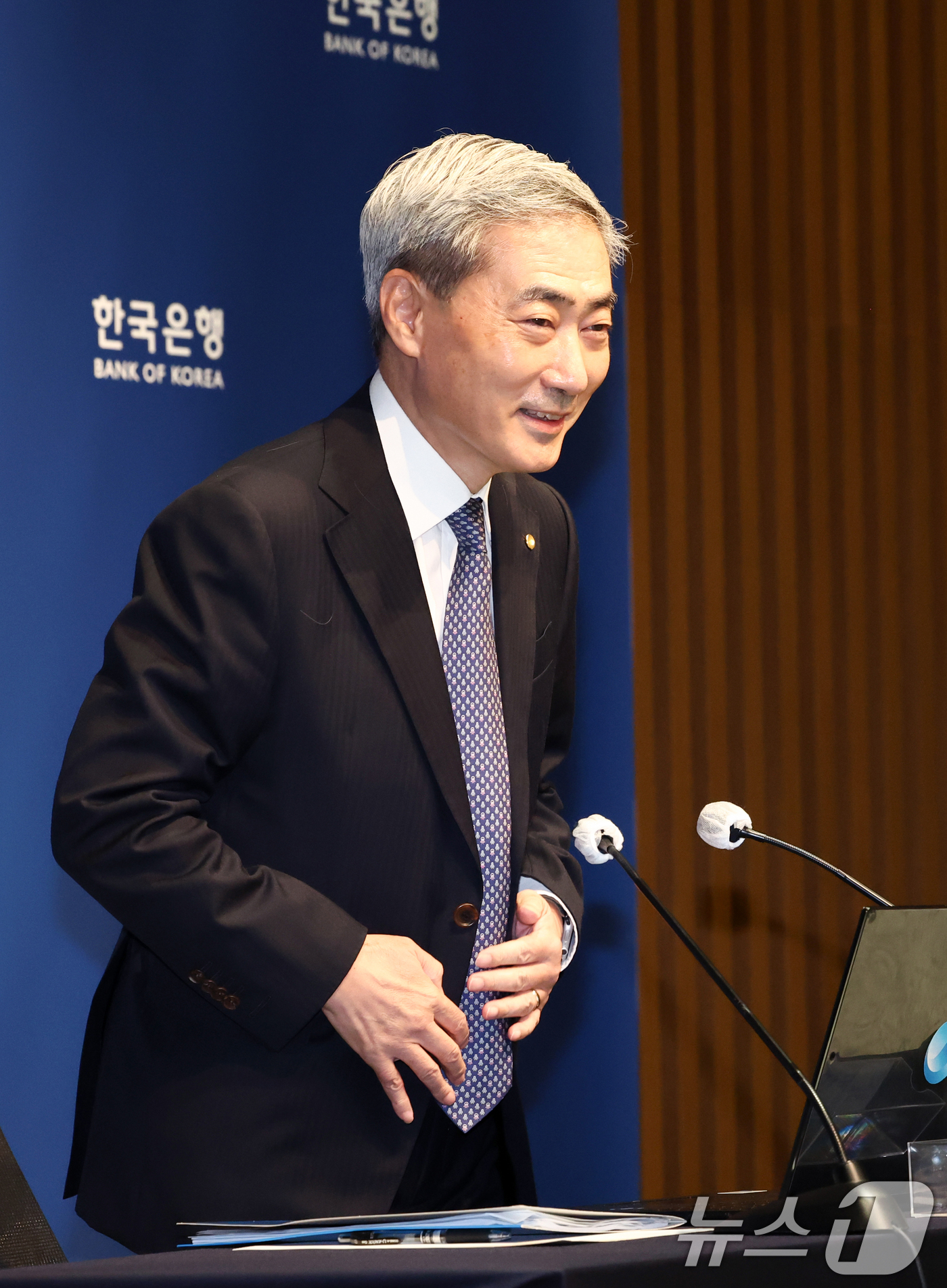 (서울=뉴스1) 최지환 기자 = 신현송 한국은행 총재가 27일 서울 중구 한국은행에서 열린 금융통화위원회 통화정책방향 기자간담회에서 취재진과 인사하고 있다. 2026.8.27/뉴스 …