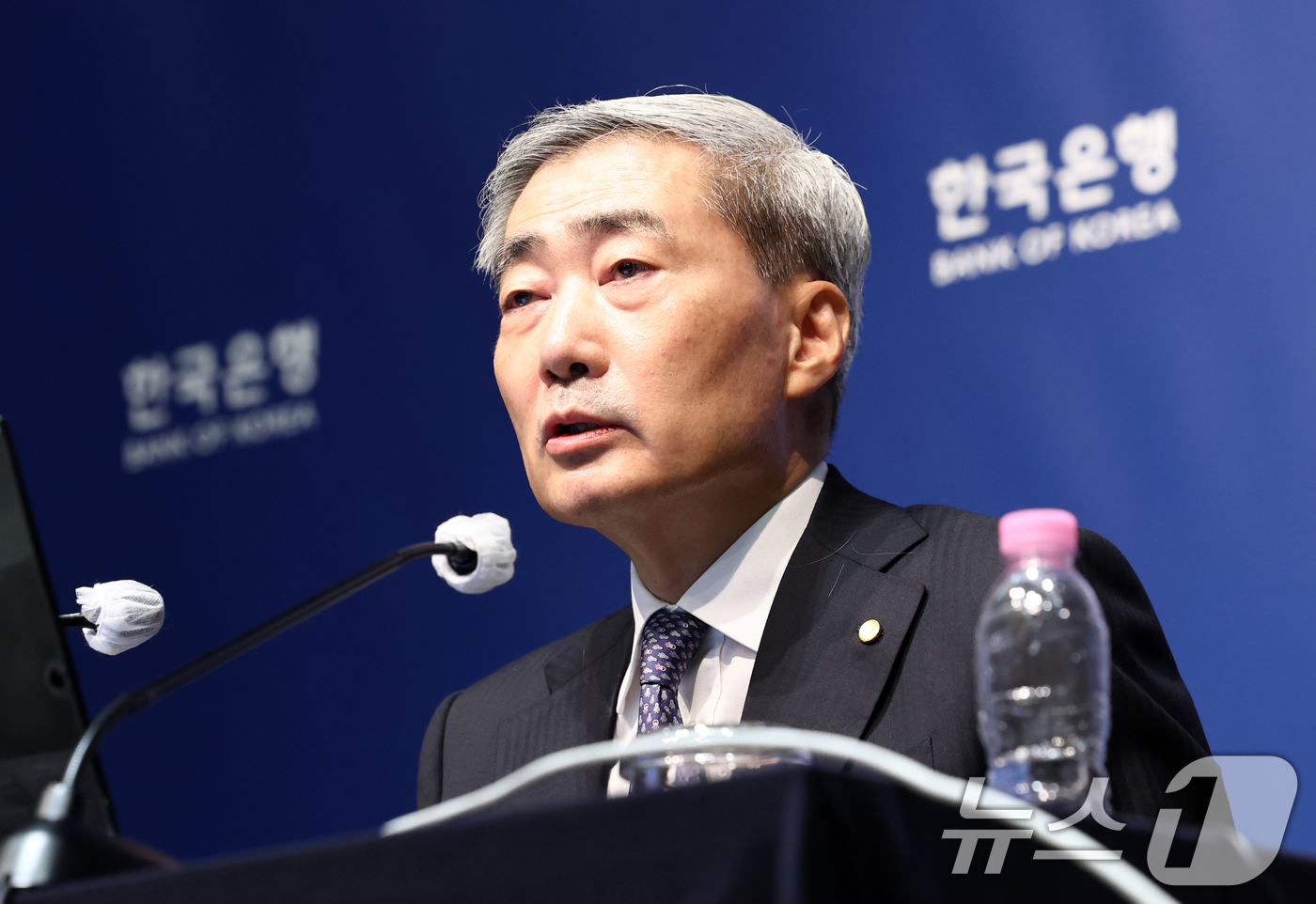 (서울=뉴스1) 최지환 기자 = 신현송 한국은행 총재가 27일 서울 중구 한국은행에서 열린 금융통화위원회 통화정책방향 기자간담회에서 발언하고 있다. 2026.8.27/뉴스1