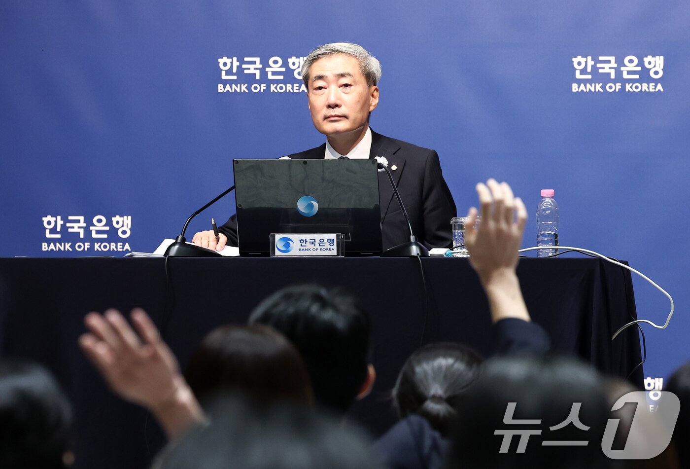 본문 이미지 - 신현송 한국은행 총재가 27일 서울 중구 한국은행에서 열린 금융통화위원회 통화정책방향 기자간담회에서 취재진에게 질문을 받고 있다. 2026.8.27 ⓒ 뉴스1 최지환 기자
