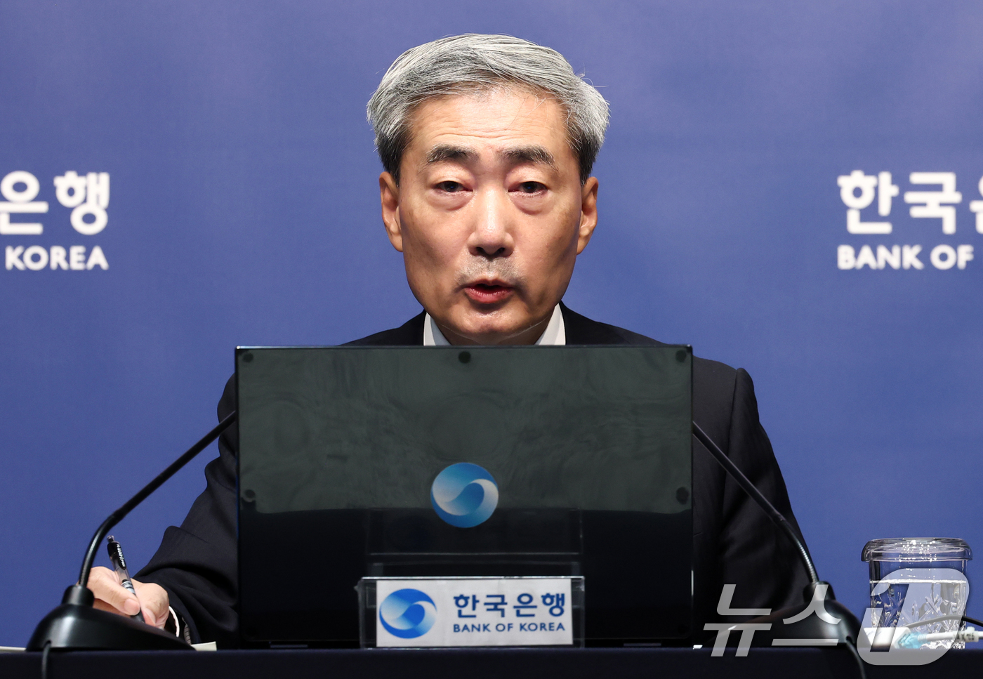 (서울=뉴스1) 최지환 기자 = 신현송 한국은행 총재가 27일 서울 중구 한국은행에서 열린 금융통화위원회 통화정책방향 기자간담회에서 발언하고 있다. 2026.8.27/뉴스1