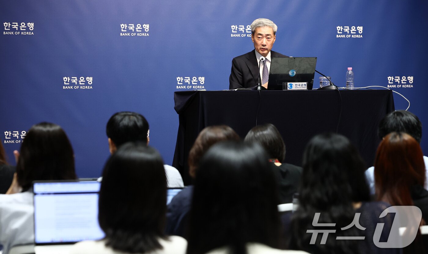 본문 이미지 - 신현송 한국은행 총재가 27일 서울 중구 한국은행에서 열린 금융통화위원회 통화정책방향 기자간담회에서 발언하고 있다. 2026.8.27 ⓒ 뉴스1 최지환 기자