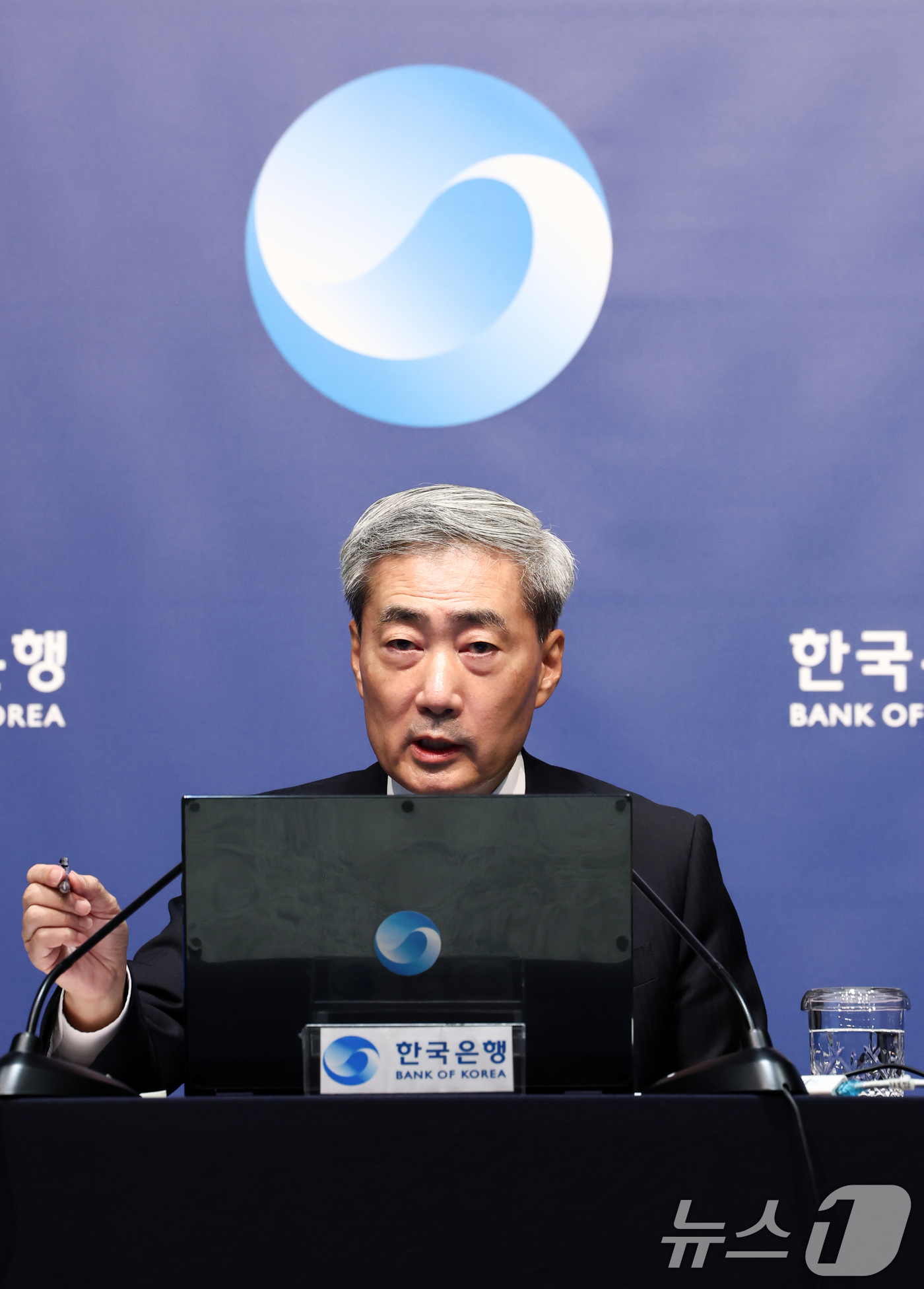 (서울=뉴스1) 최지환 기자 = 신현송 한국은행 총재가 27일 서울 중구 한국은행에서 열린 금융통화위원회 통화정책방향 기자간담회에서 발언하고 있다. 2026.8.27/뉴스1