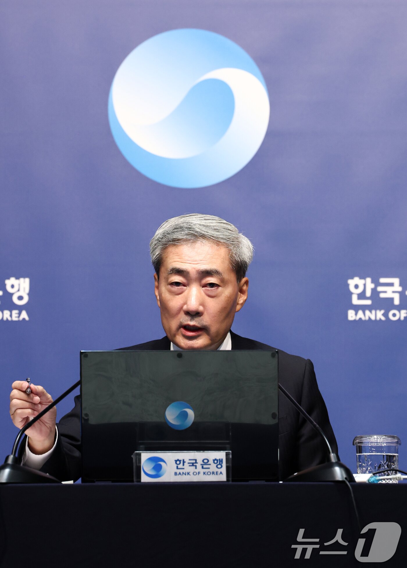 본문 이미지 - 신현송 한국은행 총재가 27일 서울 중구 한국은행에서 열린 금융통화위원회 통화정책방향 기자간담회에서 발언하고 있다. 2026.8.27 ⓒ 뉴스1 최지환 기자