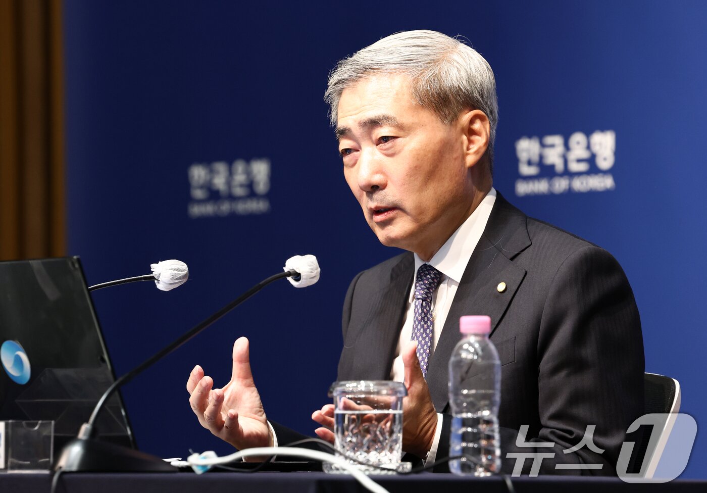본문 이미지 - 신현송 한국은행 총재가 27일 서울 중구 한국은행에서 열린 금융통화위원회 통화정책방향 기자간담회에서 발언하고 있다. 2026.8.27 ⓒ 뉴스1 최지환 기자