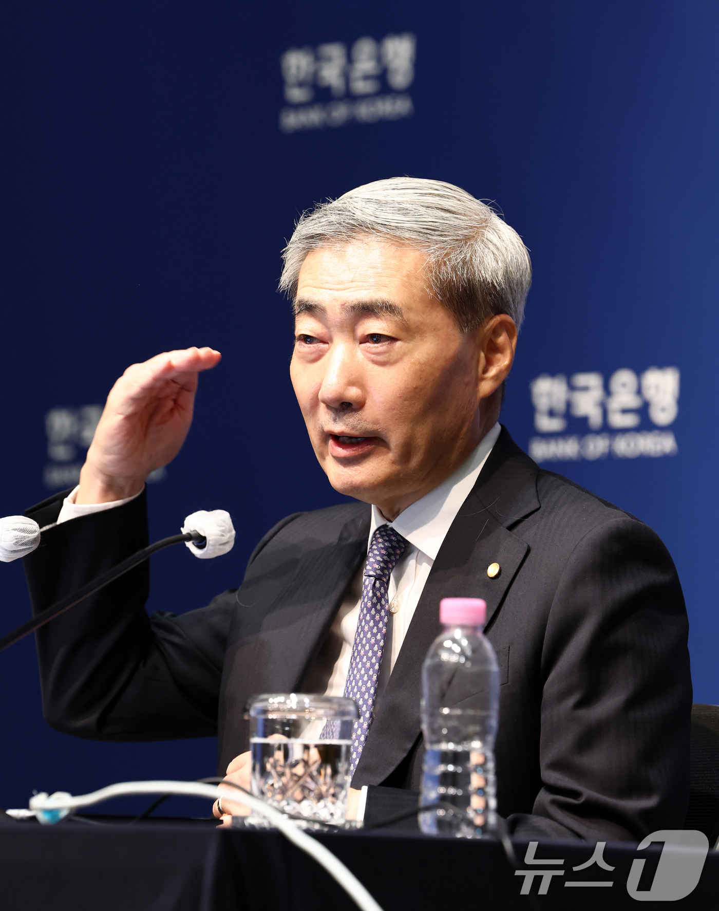 (서울=뉴스1) 최지환 기자 = 신현송 한국은행 총재가 27일 서울 중구 한국은행에서 열린 금융통화위원회 통화정책방향 기자간담회에서 발언하고 있다. 2026.8.27/뉴스1
