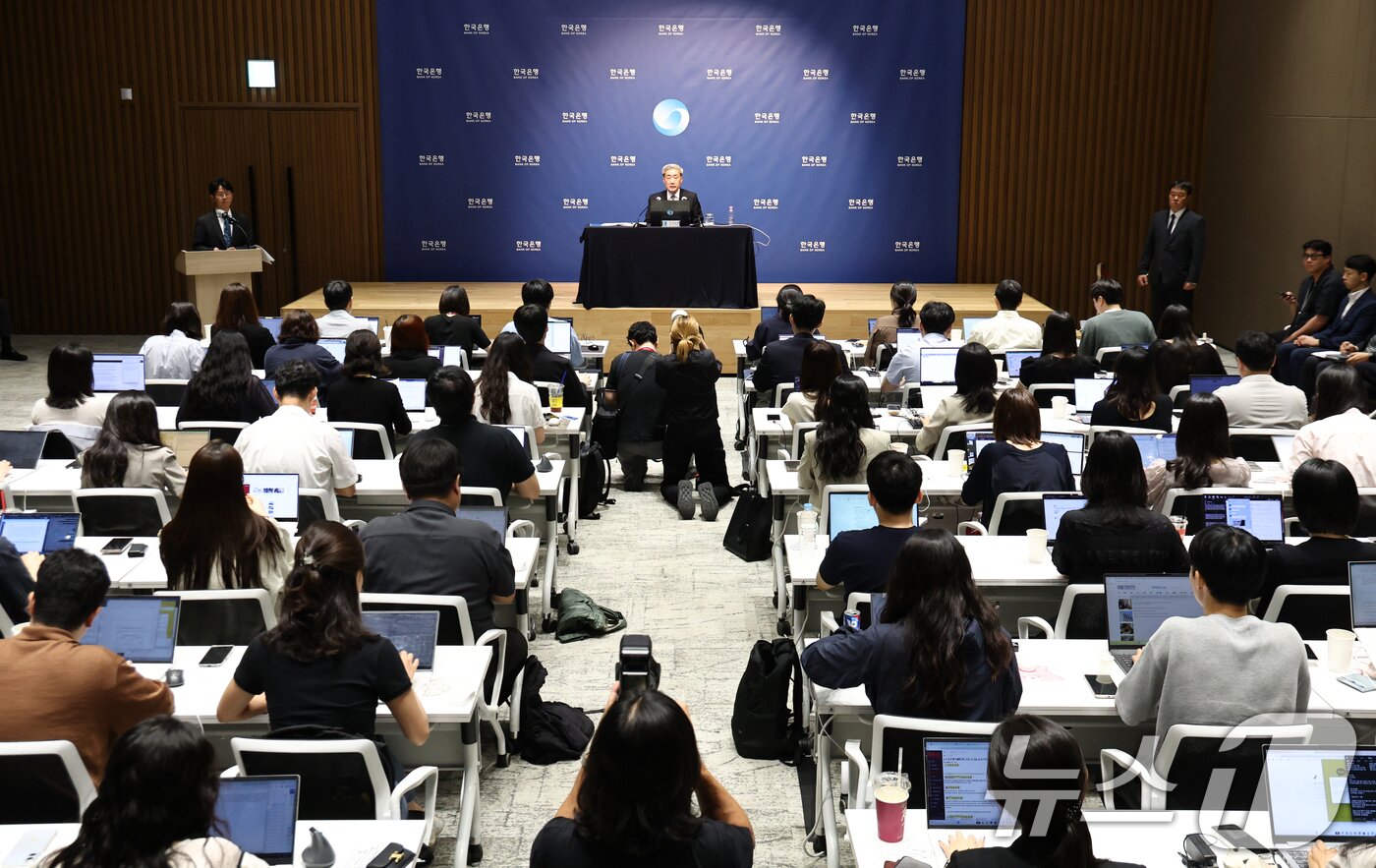 본문 이미지 - 신현송 한국은행 총재가 27일 서울 중구 한국은행에서 열린 금융통화위원회 통화정책방향 기자간담회에서 발언하고 있다. 2026.8.27 ⓒ 뉴스1 최지환 기자