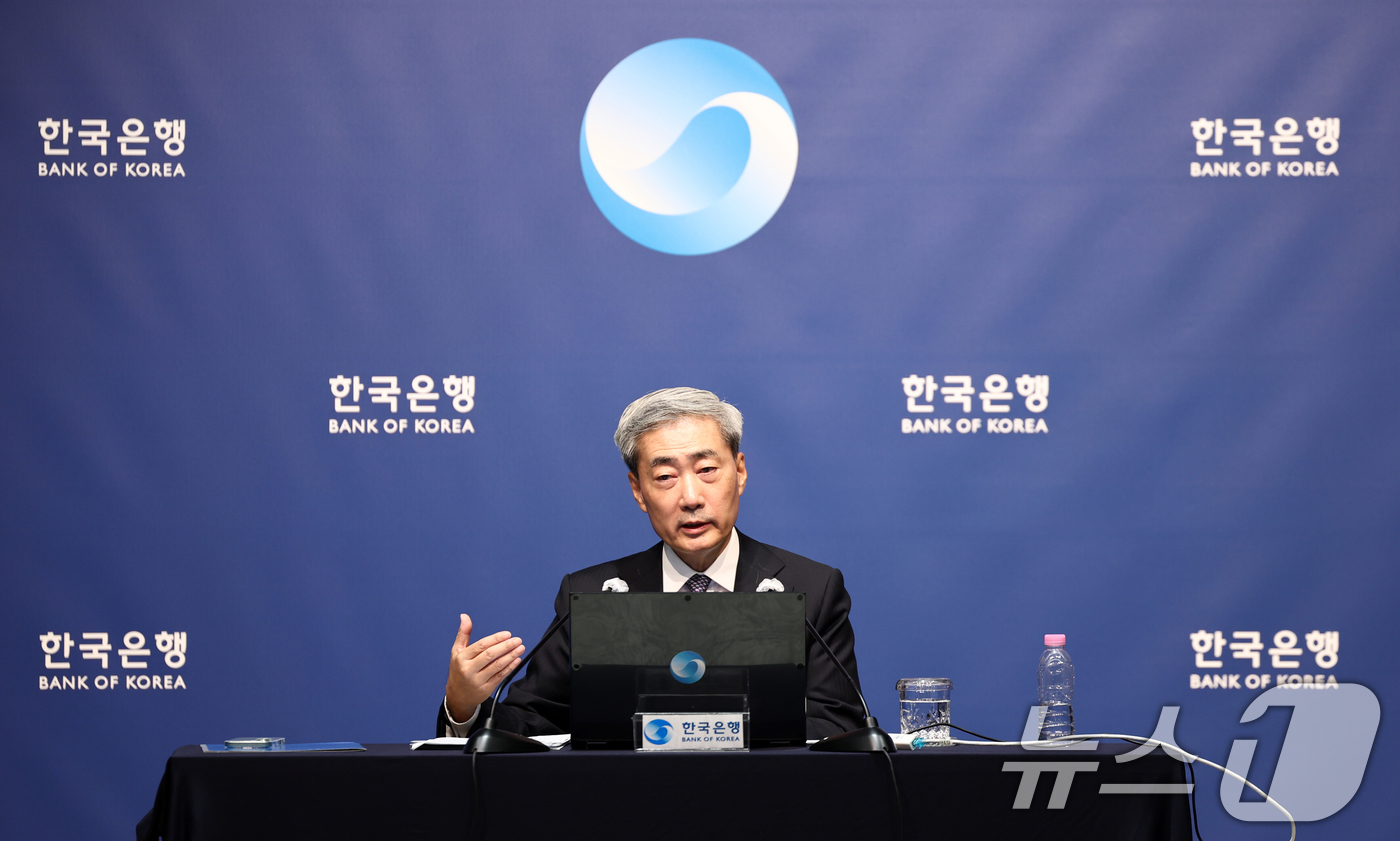 (서울=뉴스1) 최지환 기자 = 신현송 한국은행 총재가 27일 서울 중구 한국은행에서 열린 금융통화위원회 통화정책방향 기자간담회에서 발언하고 있다. 2026.8.27/뉴스1