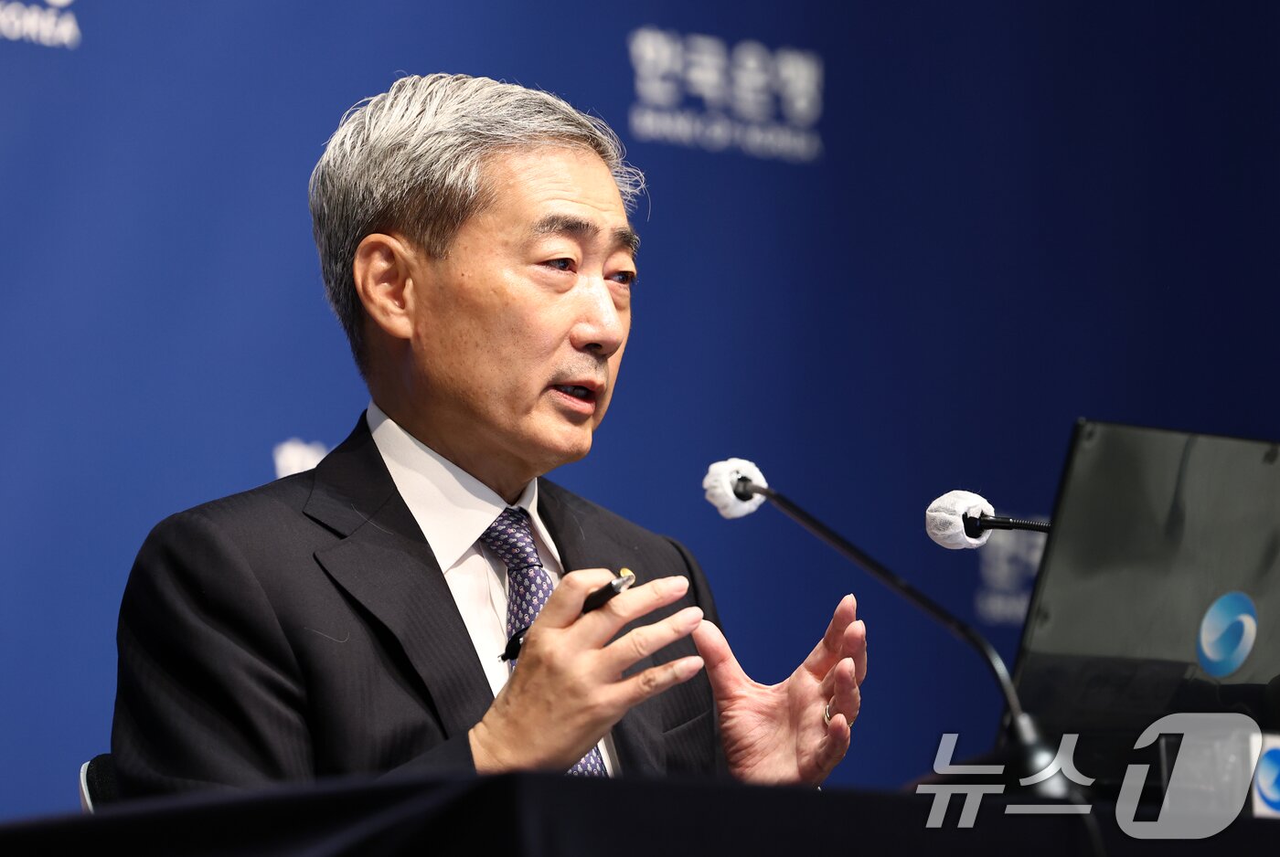 본문 이미지 - 신현송 한국은행 총재가 27일 서울 중구 한국은행에서 열린 금융통화위원회 통화정책방향 기자간담회에서 발언하고 있다. 2026.8.27 ⓒ 뉴스1 최지환 기자