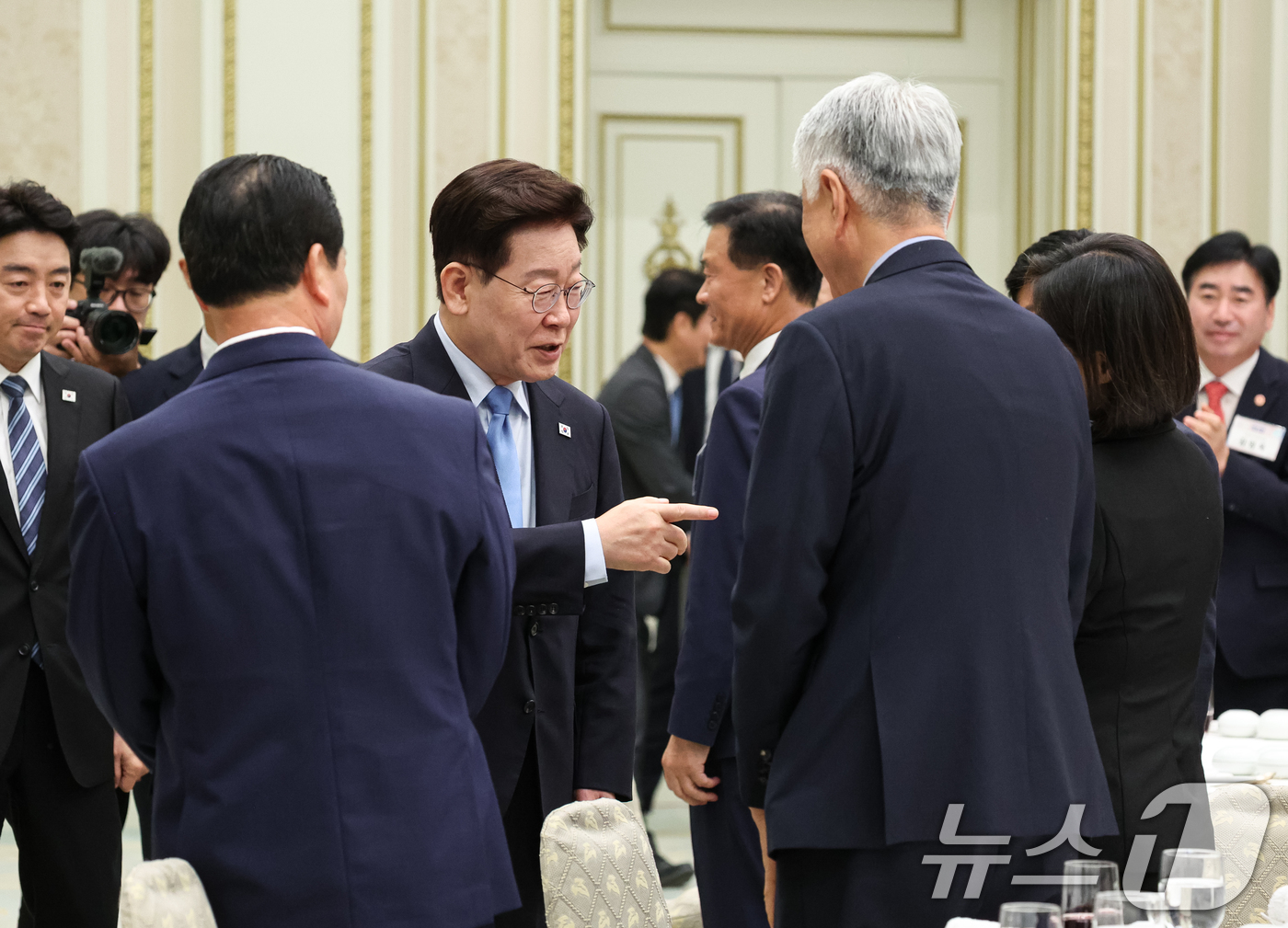 (서울=뉴스1) 허경 기자 = 이재명 대통령이 27일 청와대 영빈관에서 열린 시장·군수·구청장 초청 오찬간담회에 입장하며 대화하고 있다. 2026.8.27/뉴스1