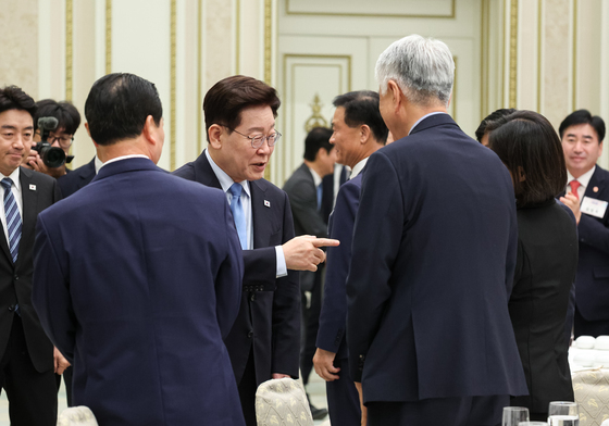 참석자와 대화하는 이재명 대통령