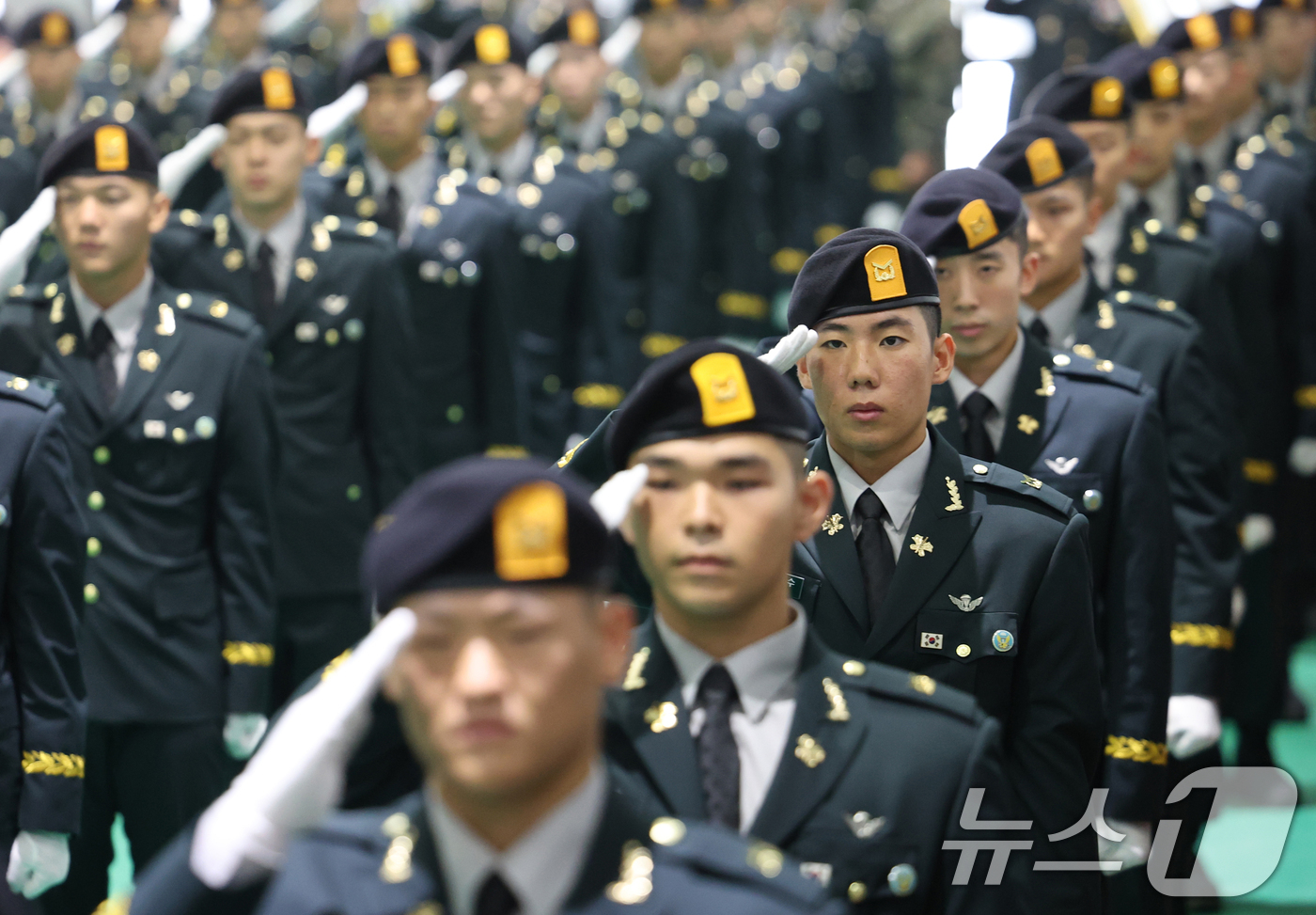 (경기광주=뉴스1) 김영운 기자 = 27일 경기 광주시 육군 특수전학교에서 열린 '특전부사관 264기 임관식'에서 신임 특전부사관들이 경례를 하고 있다.  2026.8.27/뉴스1 …