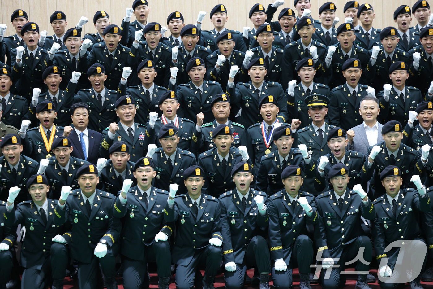 (경기광주=뉴스1) 김영운 기자 = 27일 경기 광주시 육군 특수전학교에서 열린 '특전부사관 264기 임관식'에서 박성제 특수전사령관과 신임 특전부사관들이 기념촬영을 하고 있다. …