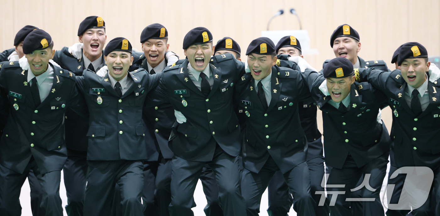 (경기광주=뉴스1) 김영운 기자 = 27일 경기 광주시 육군 특수전학교에서 열린 '특전부사관 264기 임관식'을 마친 신임 특전부사관들이 기뻐하고 있다. 2026.8.27/뉴스1