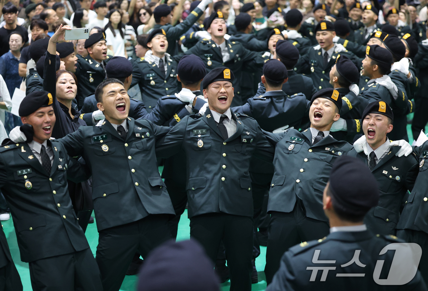 (경기광주=뉴스1) 김영운 기자 = 27일 경기 광주시 육군 특수전학교에서 열린 '특전부사관 264기 임관식'을 마친 신임 특전부사관들이 기뻐하고 있다. 2026.8.27/뉴스1