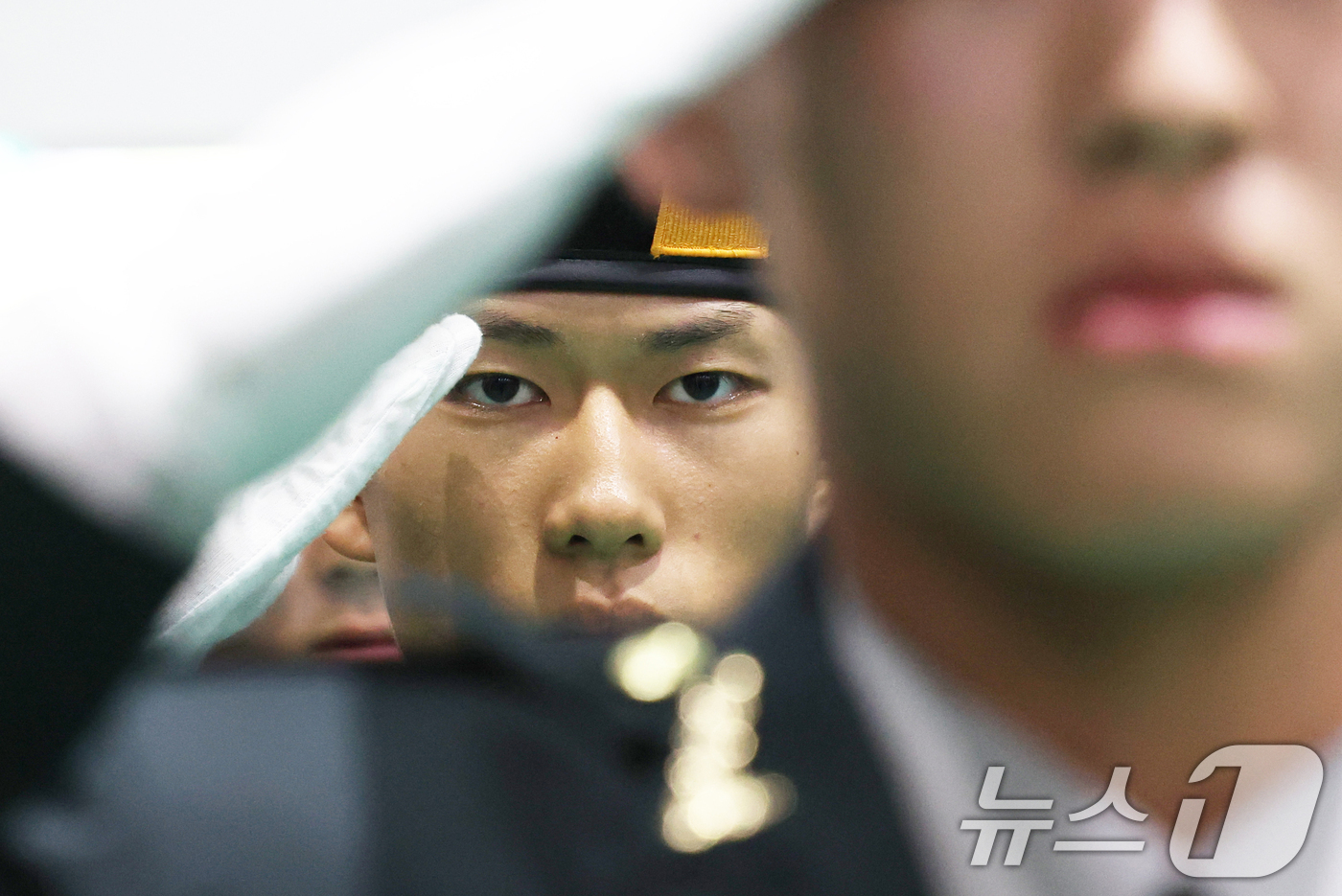 (경기광주=뉴스1) 김영운 기자 = 27일 경기 광주시 육군 특수전학교에서 열린 '특전부사관 264기 임관식'에서 신임 특전부사관들이 경례를 하고 있다. 2026.8.27/뉴스1