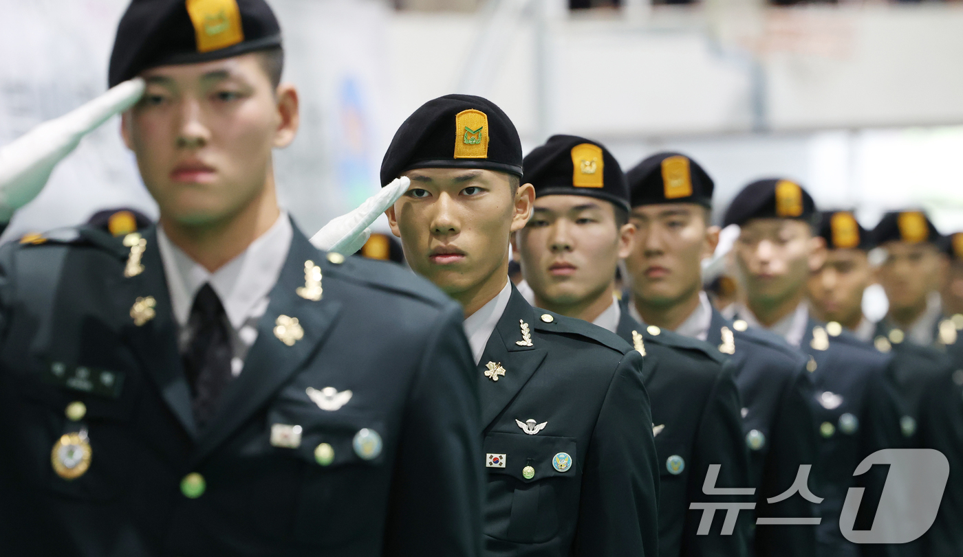 (경기광주=뉴스1) 김영운 기자 = 27일 경기 광주시 육군 특수전학교에서 열린 '특전부사관 264기 임관식'에서 신임 특전부사관들이 경례를 하고 있다.  2026.8.27/뉴스1 …