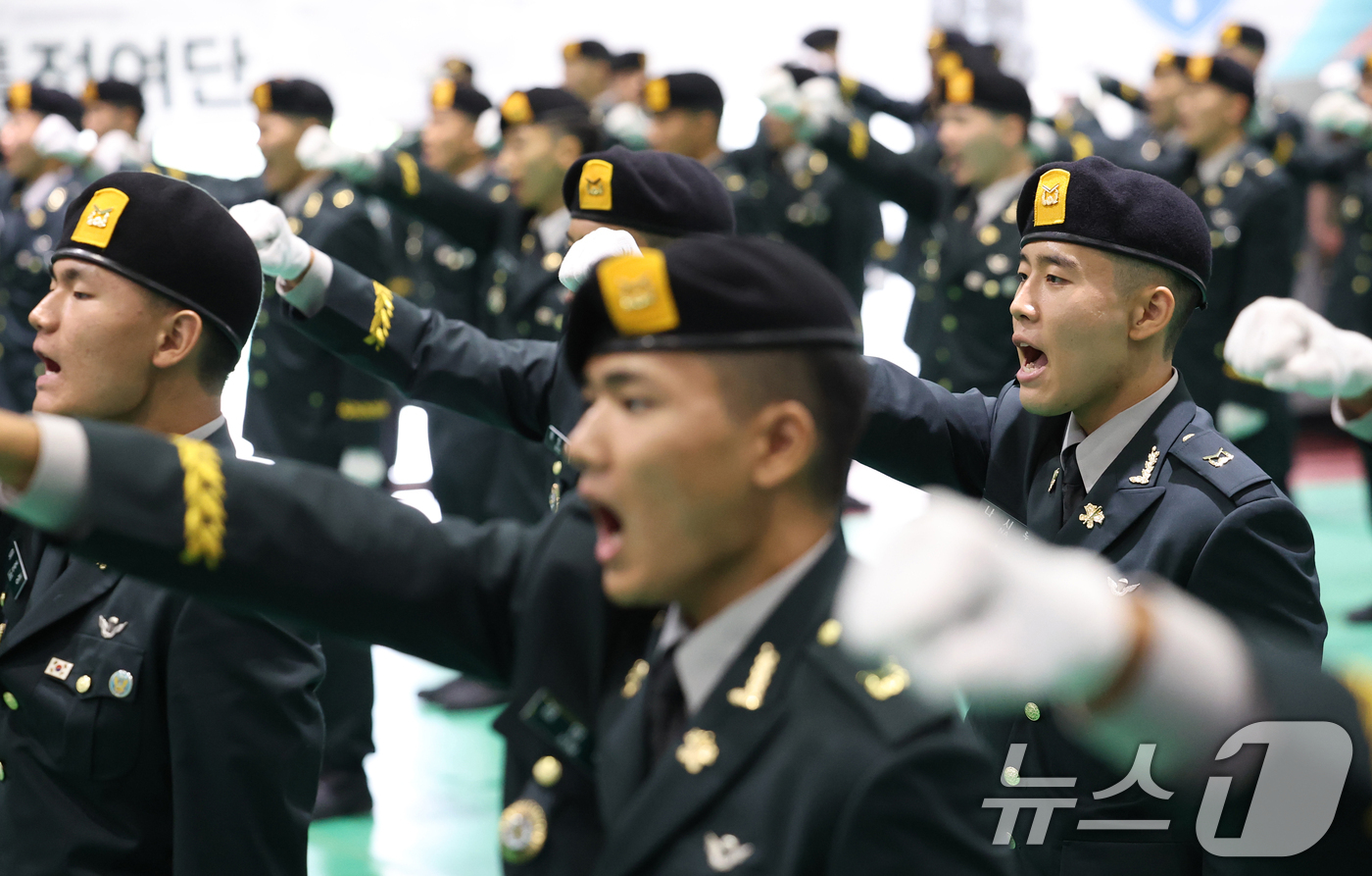 (경기광주=뉴스1) 김영운 기자 = 27일 경기 광주시 육군 특수전학교에서 열린 '특전부사관 264기 임관식'에서 신임 특전부사관들이 특전부대 신조제창을 하고 있다. 2026.8. …