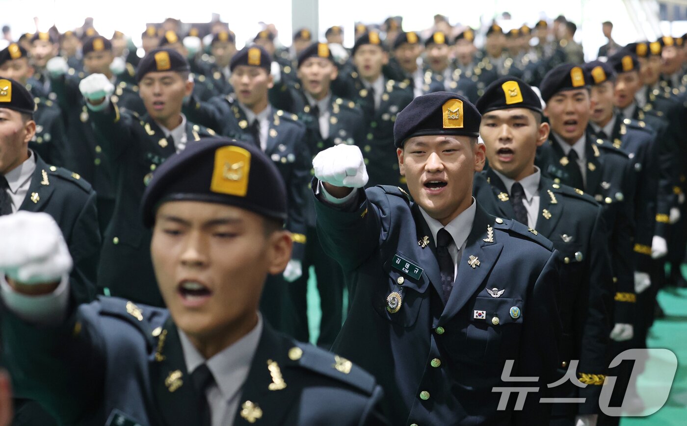 본문 이미지 - 27일 경기 광주시 육군 특수전학교에서 열린 '특전부사관 264기 임관식'에서 신임 특전부사관들이 특전부대 신조제창을 하고 있다. 2026.8.27 ⓒ 뉴스1 김영운 기자