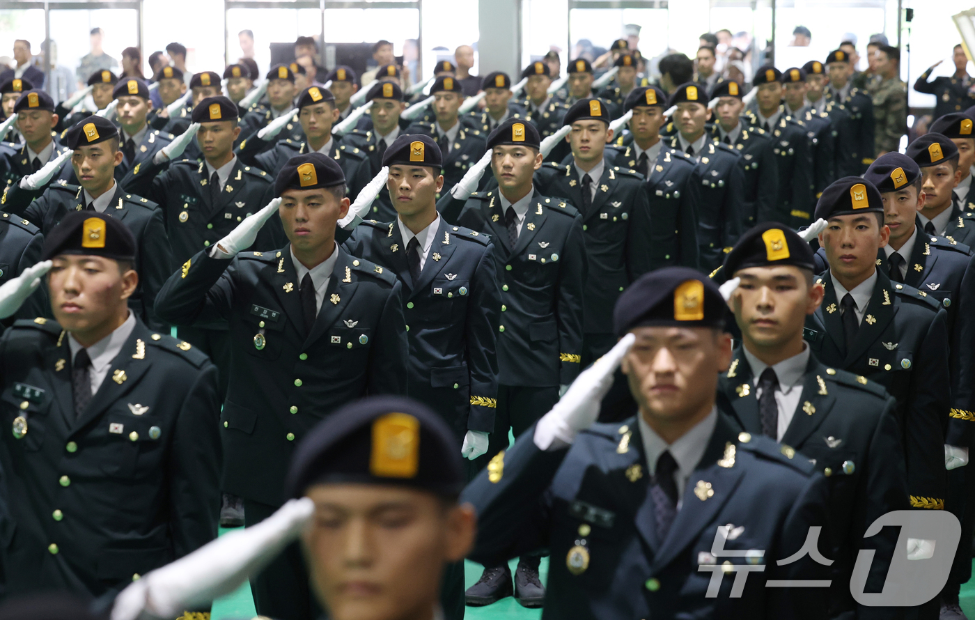 (경기광주=뉴스1) 김영운 기자 = 27일 경기 광주시 육군 특수전학교에서 열린 '특전부사관 264기 임관식'에서 신임 특전부사관들이 경례를 하고 있다.  2026.8.27/뉴스1 …