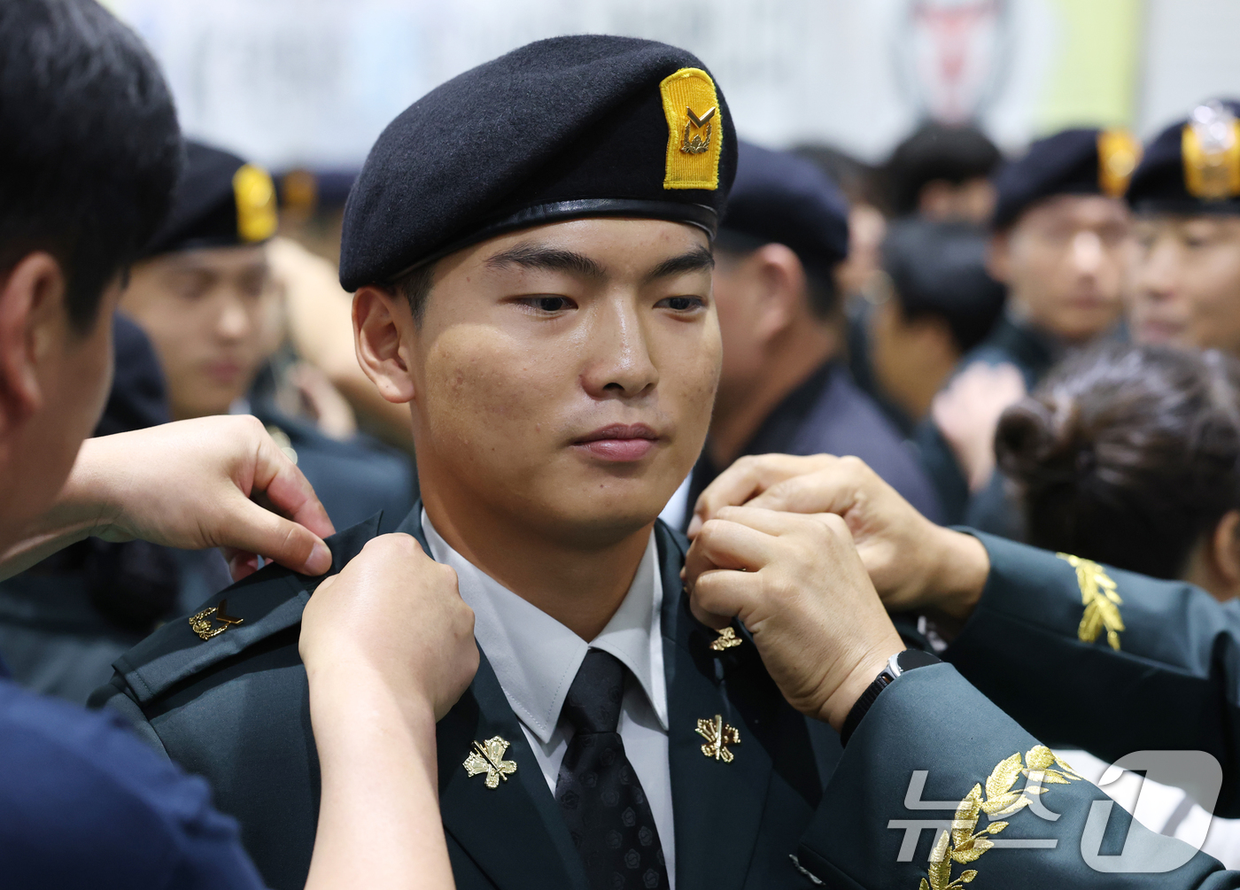 (경기광주=뉴스1) 김영운 기자 = 27일 경기 광주시 육군 특수전학교에서 열린 '특전부사관 264기 임관식'에서 신임 특전부사관들이 계급장을 수여받고 있다. 2026.8.27/뉴 …