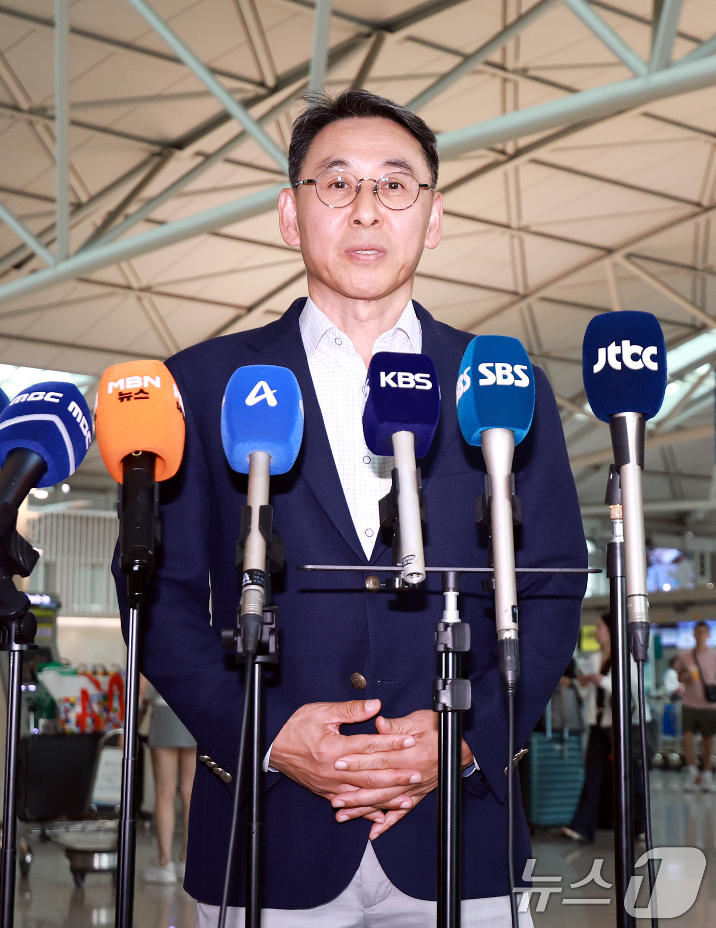 (인천공항=뉴스1) 이호윤 기자 = 정연인 두산에너빌리티 대표이사가 27일 인천국제공항을 통해 네팔로 출국 전 취재진 질문에 답하고 있다.네팔 라수와 지역 수력발전소 건설 현장을 …