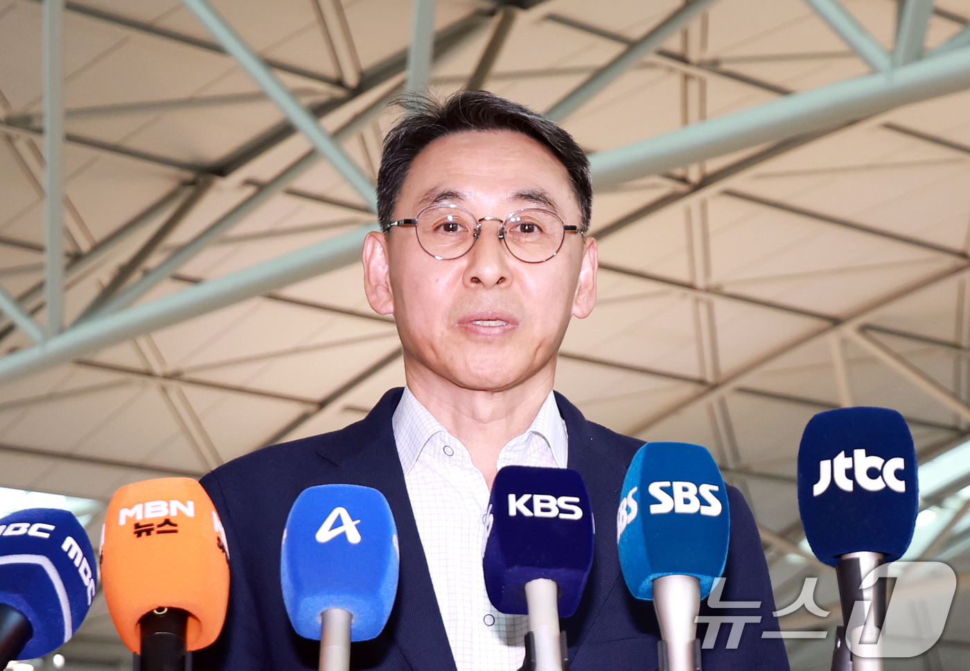 (인천공항=뉴스1) 이호윤 기자 = 정연인 두산에너빌리티 대표이사가 27일 인천국제공항을 통해 네팔로 출국 전 취재진 질문에 답하고 있다.네팔 라수와 지역 수력발전소 건설 현장을 …