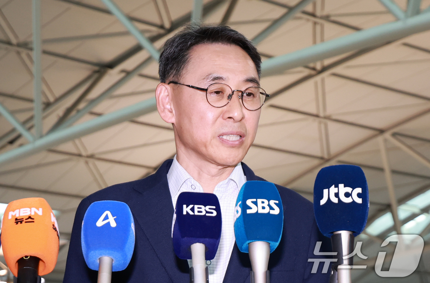 (인천공항=뉴스1) 이호윤 기자 = 정연인 두산에너빌리티 대표이사가 27일 인천국제공항을 통해 네팔로 출국 전 취재진 질문에 답하고 있다.네팔 라수와 지역 수력발전소 건설 현장을 …