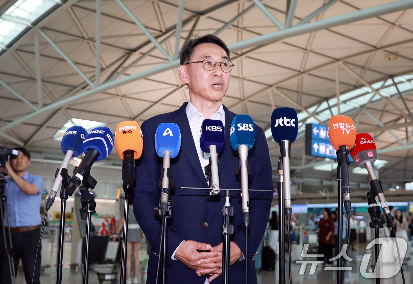 (인천공항=뉴스1) 이호윤 기자 = 정연인 두산에너빌리티 대표이사가 27일 인천국제공항을 통해 네팔로 출국 전 취재진 질문에 답하고 있다.네팔 라수와 지역 수력발전소 건설 현장을 …
