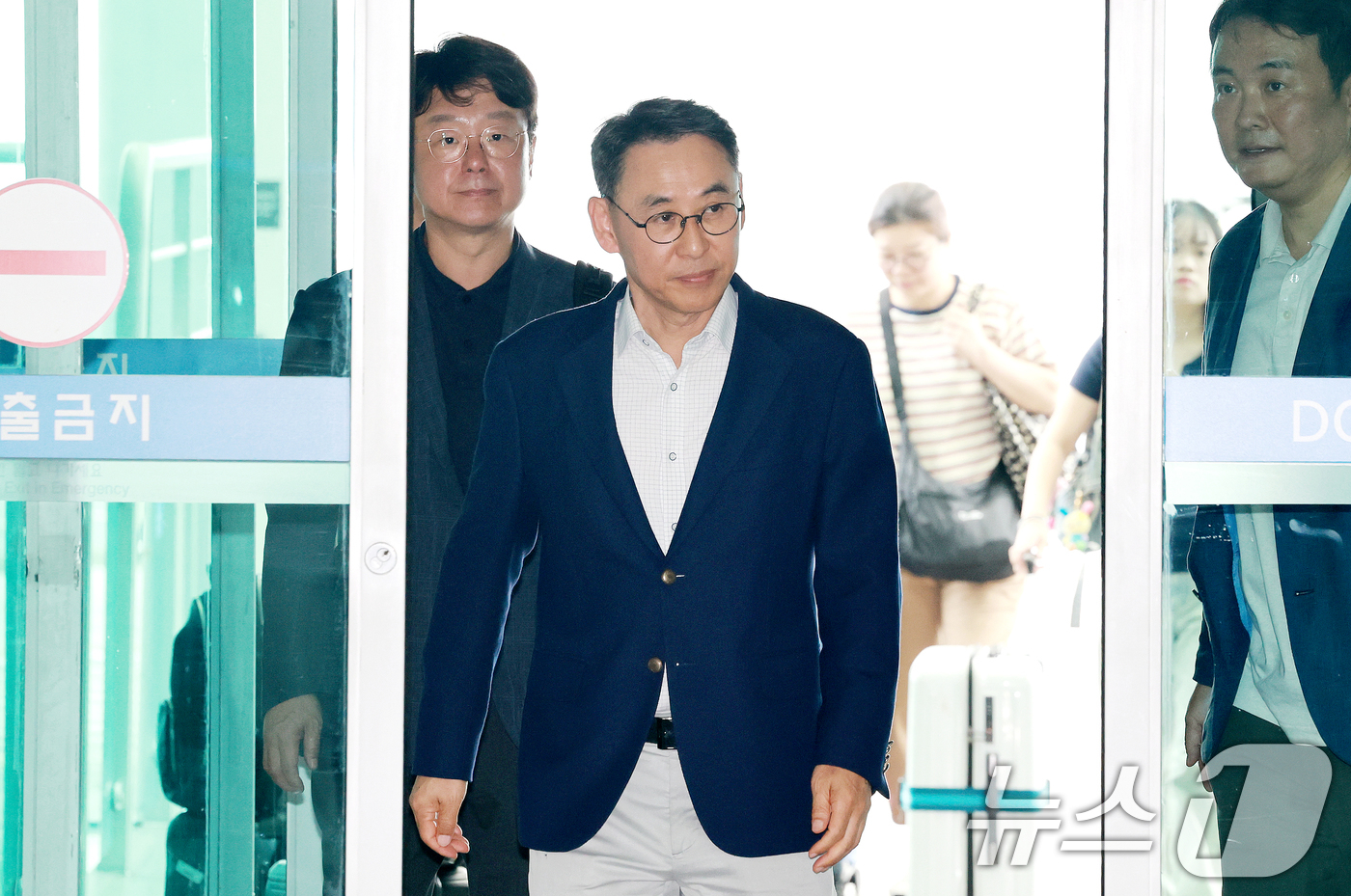 (인천공항=뉴스1) 이호윤 기자 = 정연인 두산에너빌리티 대표이사가 27일 인천국제공항을 통해 네팔로 출국하고 있다.네팔 라수와 지역 수력발전소 건설 현장을 덮친 대규모 홍수로 한 …