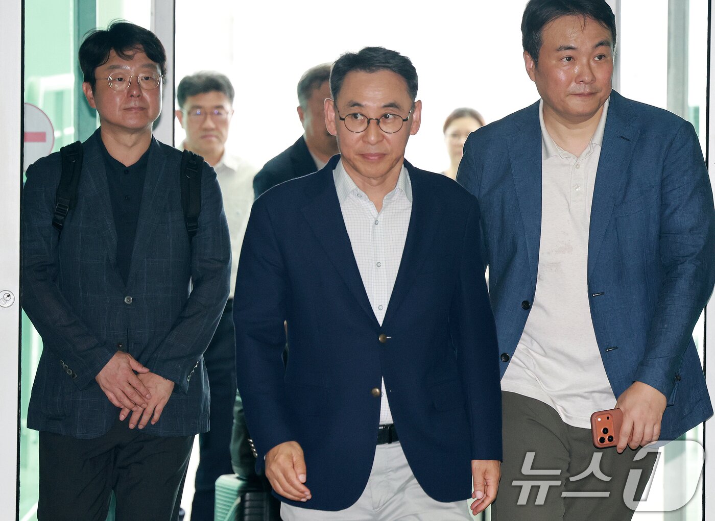 본문 이미지 - 정연인 두산에너빌리티 대표이사가 27일 인천국제공항을 통해 네팔로 출국하고 있다. 네팔 라수와 지역 수력발전소 건설 현장을 덮친 대규모 홍수로 한국남동발전과 두산에너빌리티 관련 한국인 9명이 실종돼 한국남동발전과 두산에너빌리티는 비상대책본부를 꾸리고 현지 구조 당국, 외교부 등과 실종자 수색과 구조 지원에 나선다. 2026.8.27 ⓒ 뉴스1 이호윤 기자