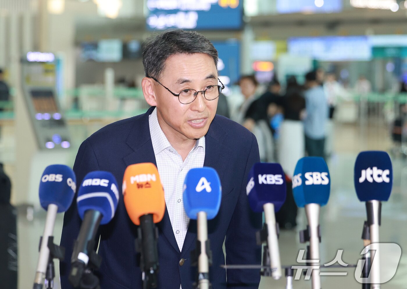본문 이미지 - 정연인 두산에너빌리티 대표이사가 27일 인천국제공항을 통해 네팔로 출국 전 취재진 질문에 답하고 있다. 2026.8.27 ⓒ 뉴스1 이호윤 기자