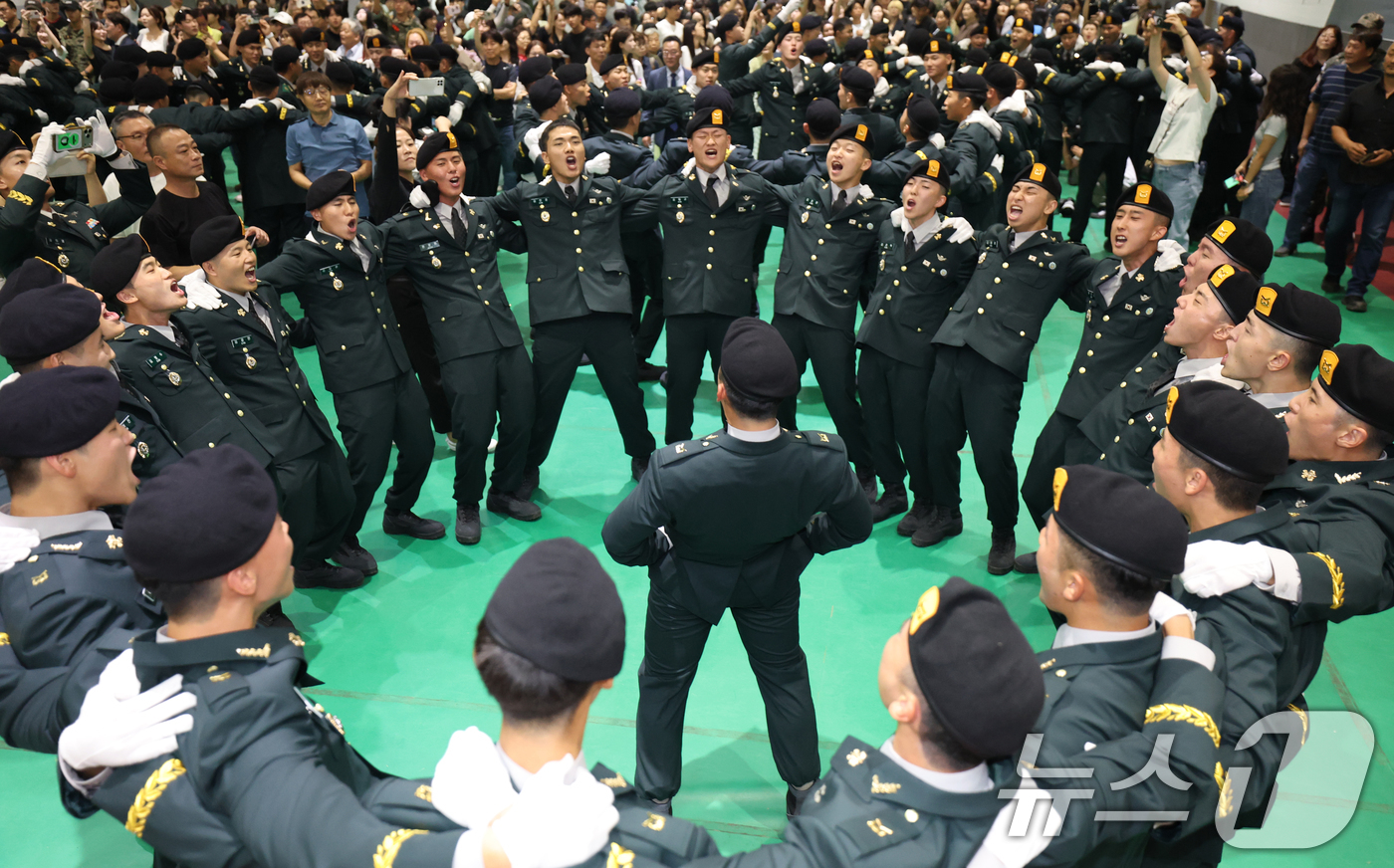 (경기광주=뉴스1) 김영운 기자 = 27일 경기 광주시 육군 특수전학교에서 열린 '특전부사관 264기 임관식'을 마친 신임 특전부사관들이 기뻐하고 있다. 2026.8.27/뉴스1