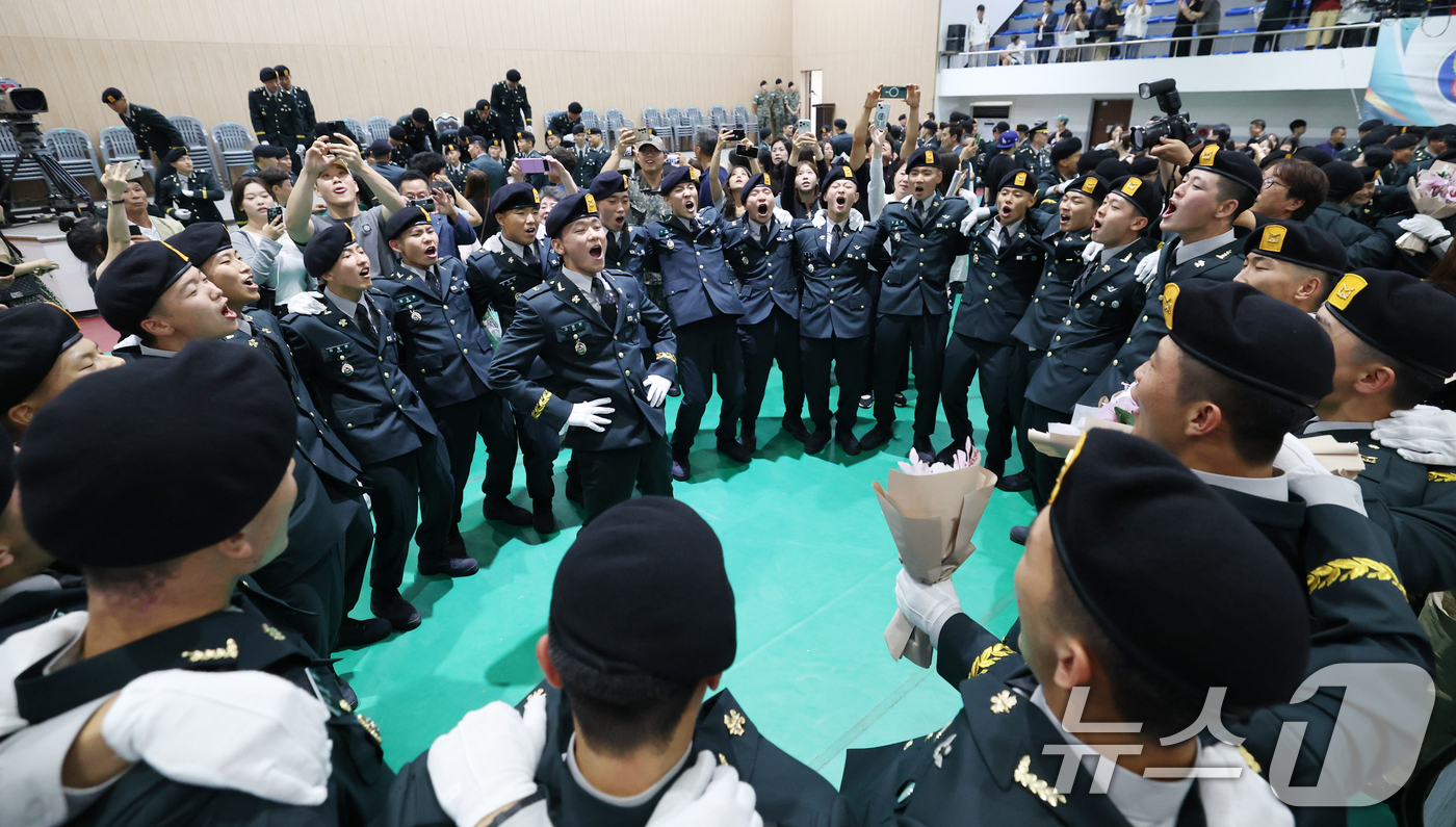 (경기광주=뉴스1) 김영운 기자 = 27일 경기 광주시 육군 특수전학교에서 열린 '특전부사관 264기 임관식'을 마친 신임 특전부사관들이 기뻐하고 있다. 2026.8.27/뉴스1