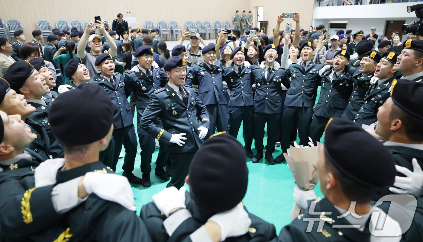 (경기광주=뉴스1) 김영운 기자 = 27일 경기 광주시 육군 특수전학교에서 열린 '특전부사관 264기 임관식'을 마친 신임 특전부사관들이 기뻐하고 있다. 2026.8.27/뉴스1