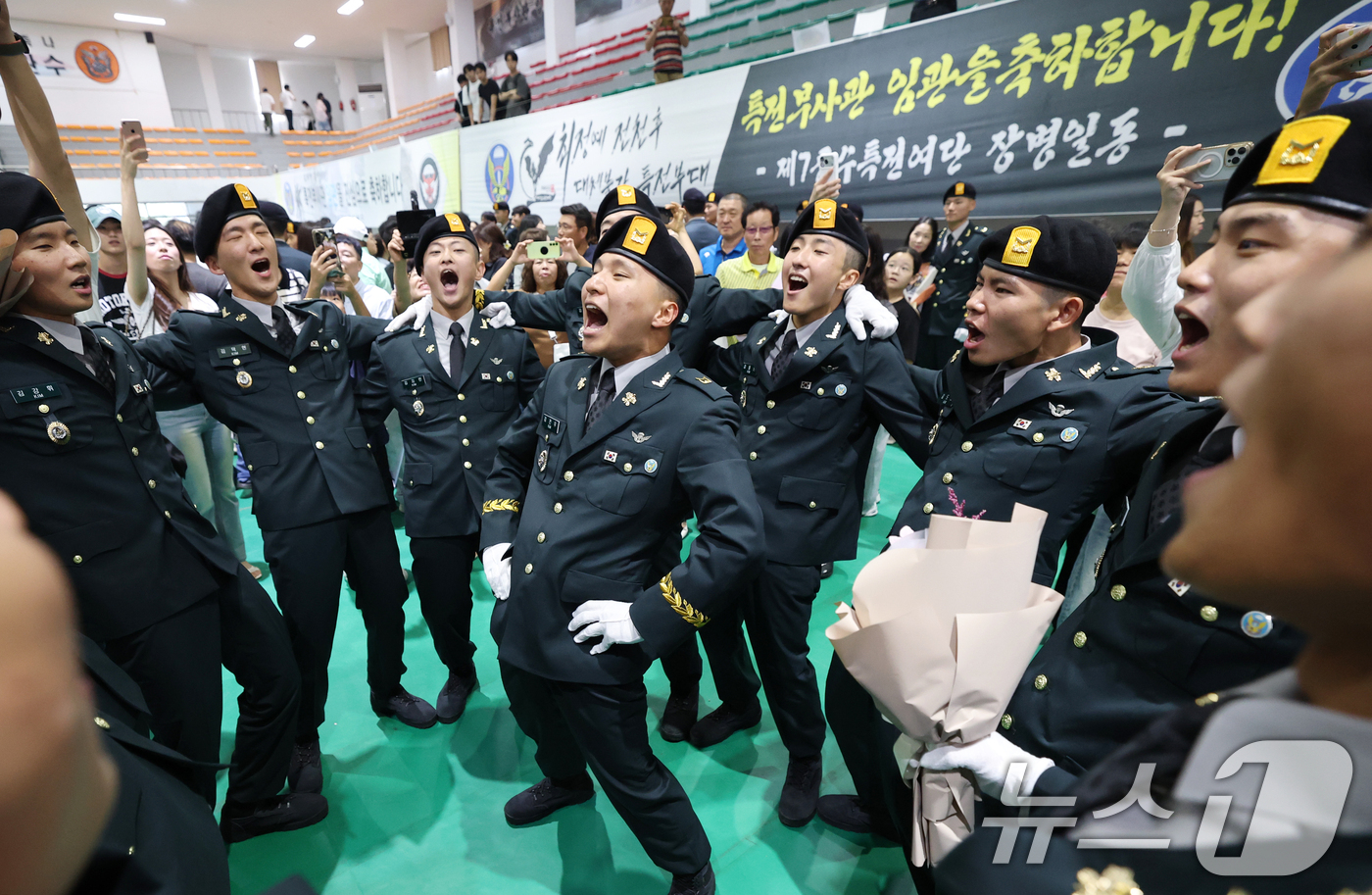 (경기광주=뉴스1) 김영운 기자 = 27일 경기 광주시 육군 특수전학교에서 열린 '특전부사관 264기 임관식'을 마친 신임 특전부사관들이 기뻐하고 있다. 2026.8.27/뉴스1
