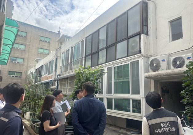 48년 된 집 전기시설 점검…수원시, 노후 주택 정전 예방