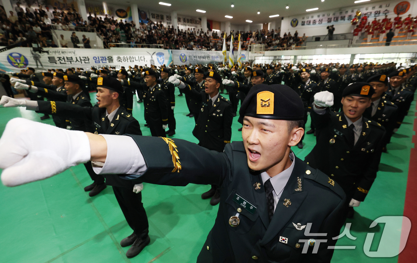 (경기광주=뉴스1) 김영운 기자 = 27일 경기 광주시 육군 특수전학교에서 열린 '특전부사관 264기 임관식'에서 신임 특전부사관들이 특전부대 신조제창을 하고 있다. 2026.8. …