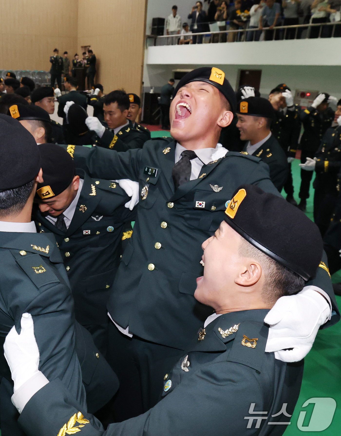 (경기광주=뉴스1) 김영운 기자 = 27일 경기 광주시 육군 특수전학교에서 열린 '특전부사관 264기 임관식'을 마친 신임 특전부사관들이 기뻐하고 있다. 2026.8.27/뉴스1