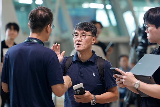 출국 전 질문 답변하는 윤장현 남동발전 신성장 본부장