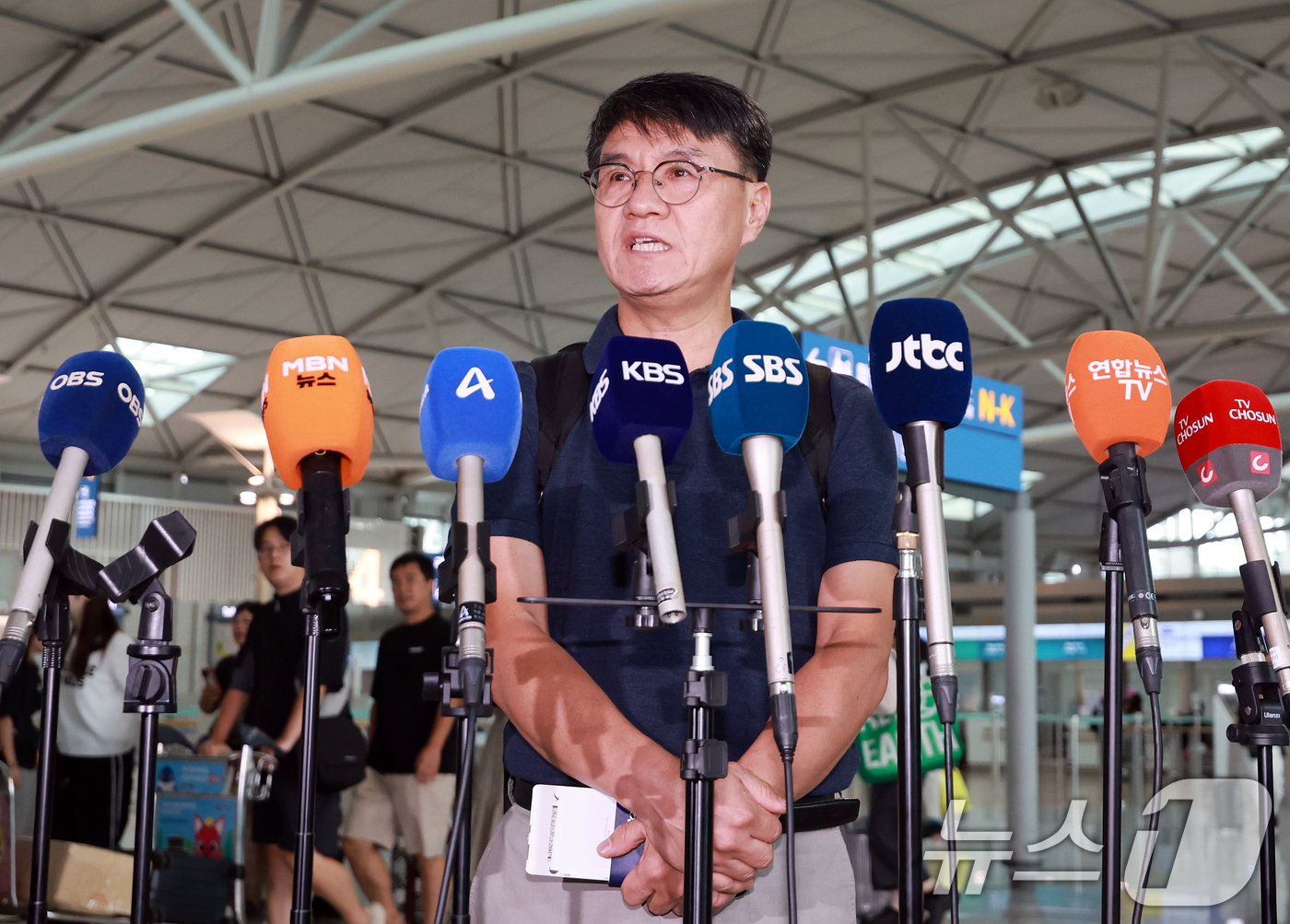 (인천공항=뉴스1) 이호윤 기자 = 윤장현 남동발전 신성장 본부장이 27일 인천국제공항을 통해 네팔로 출국 전 취재진 질문에 답하고 있다.네팔 라수와 지역 수력발전소 건설 현장을 …