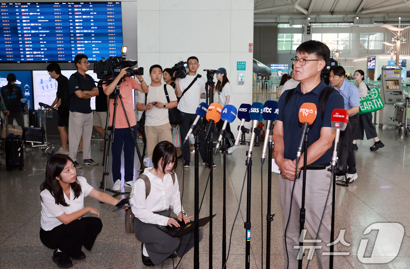 (인천공항=뉴스1) 이호윤 기자 = 윤장현 남동발전 신성장 본부장이 27일 인천국제공항을 통해 네팔로 출국 전 취재진 질문에 답하고 있다.네팔 라수와 지역 수력발전소 건설 현장을 …