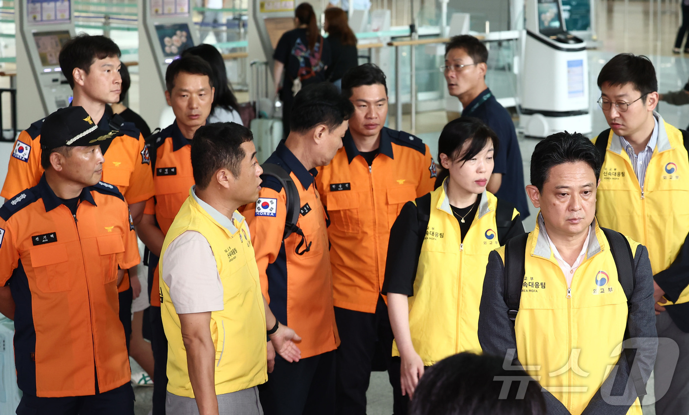 (인천공항=뉴스1) 김민지 기자 = 네팔 라수와 지역에서 발생한 홍수로 한국인 9명의 연락이 끊기고 10명이 고립돼 지원을 하기 위해 외교부·소방청·경찰청 등으로 구성된 정부합동 …