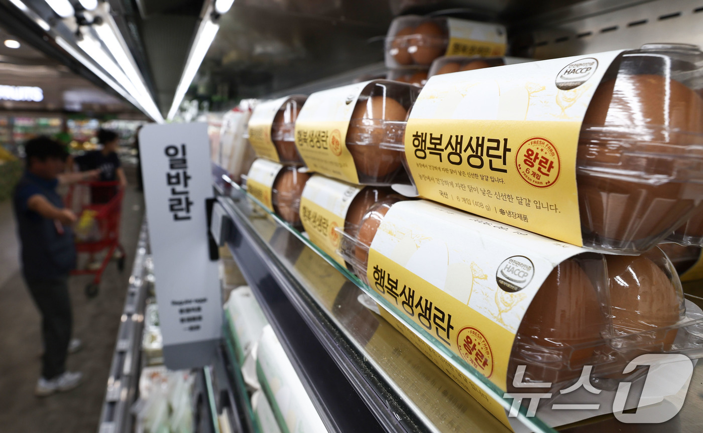 (서울=뉴스1) 이종수 기자 = 계란 생산량 증가로 가격이 안정될 것이란 전망이 나오고 있지만 소비자 가격은 여전히 높은 수준을 보이고 있다. 27일 축산물품질평가원에 따르면 올해 …