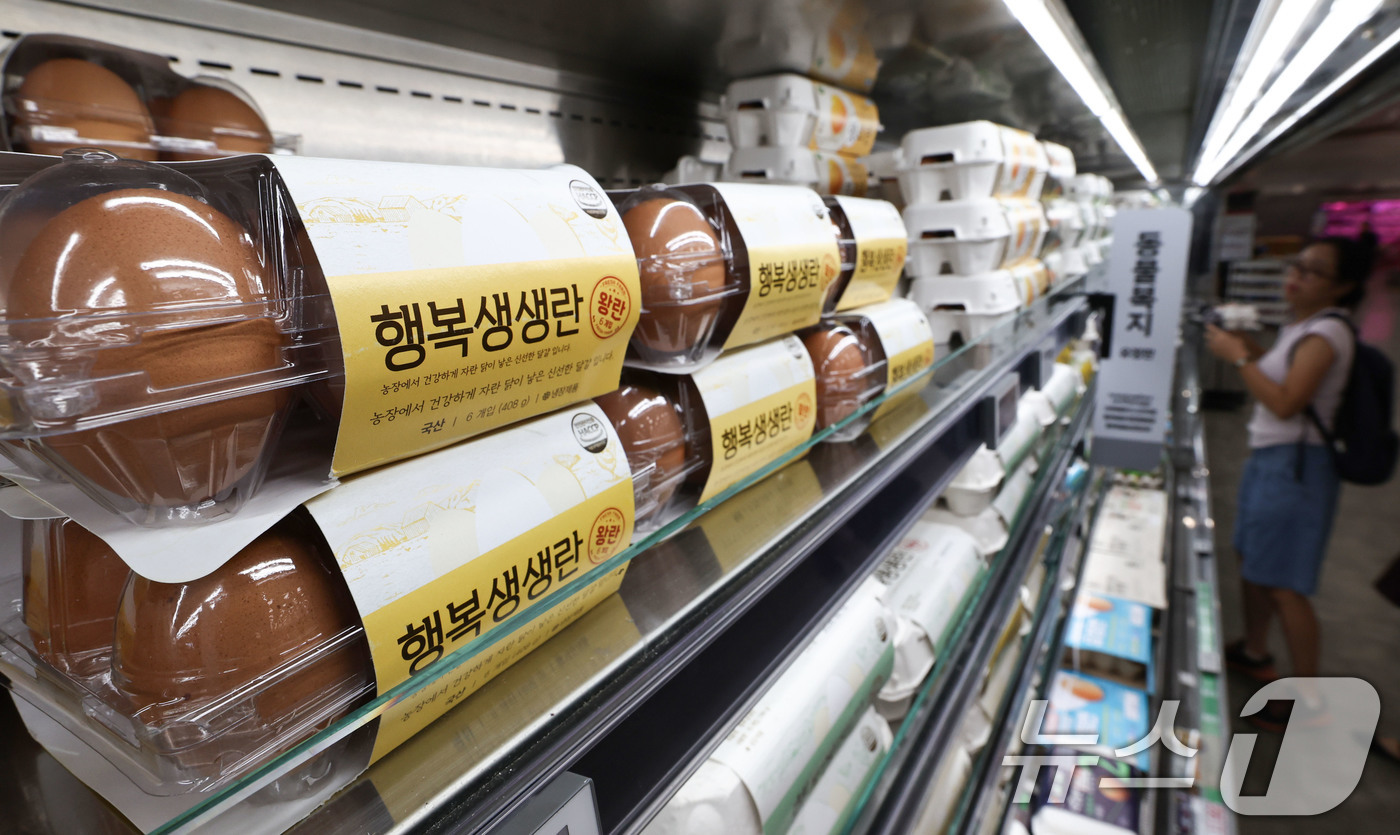 (서울=뉴스1) 이종수 기자 = 계란 생산량 증가로 가격이 안정될 것이란 전망이 나오고 있지만 소비자 가격은 여전히 높은 수준을 보이고 있다. 27일 축산물품질평가원에 따르면 올해 …